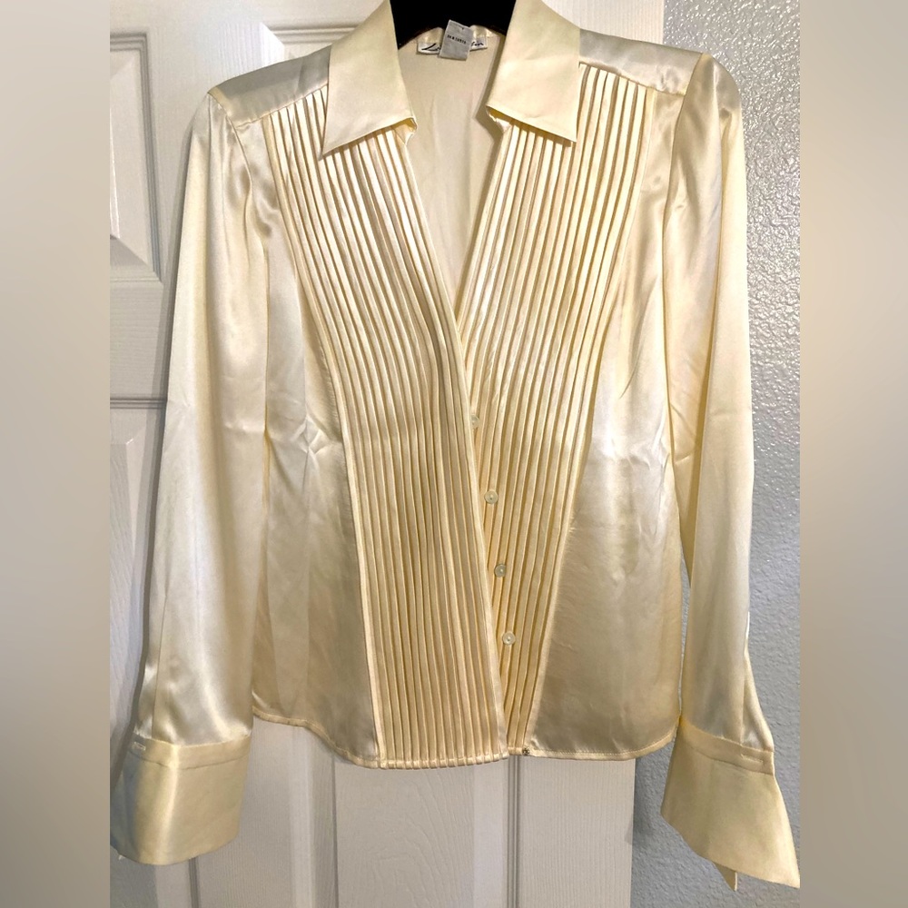 Lillian Ruben size 6 silk off white dress blouse that feels like satin